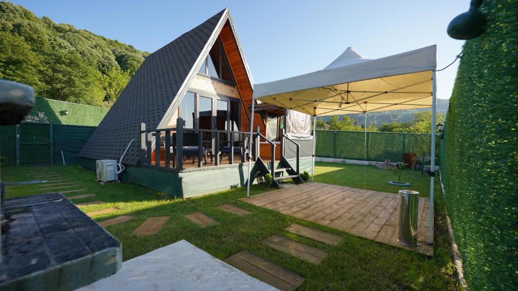 サパンジャにあるHilltop Bungalov Sapanca 3の庭に大きなテントがある小さな家