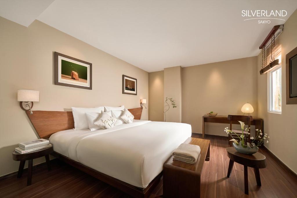 Symphony Deluxe Double or Twin – Corridor View