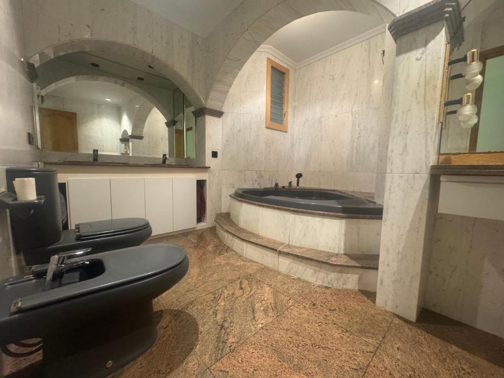 a bathroom with two toilets and a bath tub at Casa Raval Artés in Artés