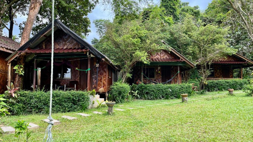 Starlight Beach Resort - Superior Bamboo Bungalow With Sea View - Fan