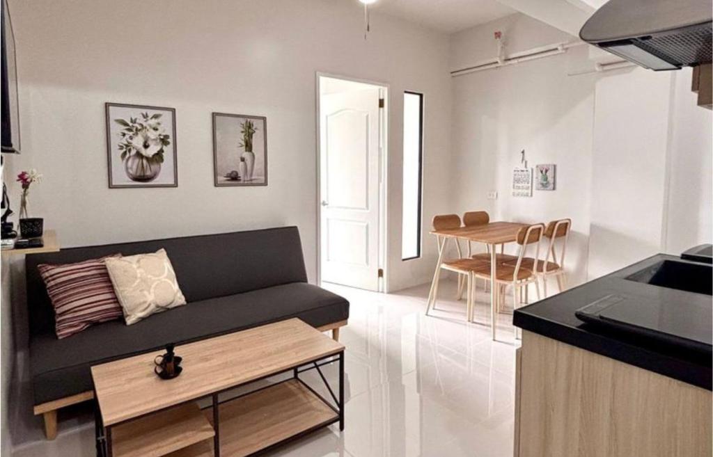 ein Wohnzimmer mit Sofa und Tisch in der Unterkunft Peaceful Panglao Escape for Families Couples in Dao