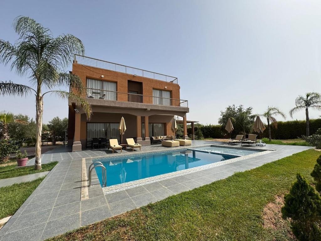 une villa avec piscine devant une maison dans l'établissement Luxury family villa with private pool, à Douar bel Rhanodour