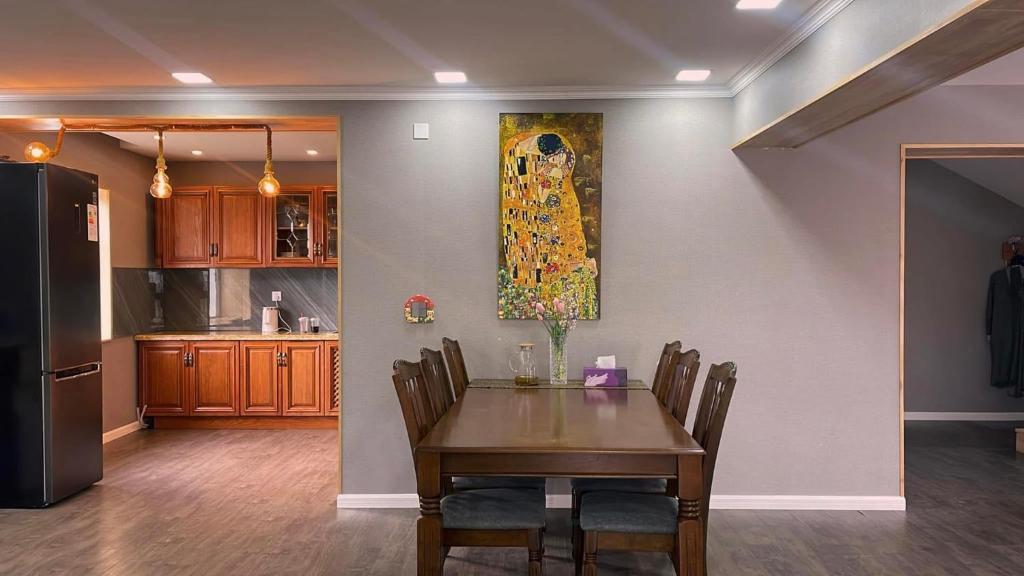 Un comedor con una mesa y una cocina. en Entire House in Dornod city, en Choybalsan