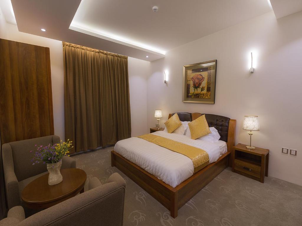 Postel nebo postele na pokoji v ubytování Mrfaaliah for Furnished Apartments مرفا عاليه للشقق المخدومة