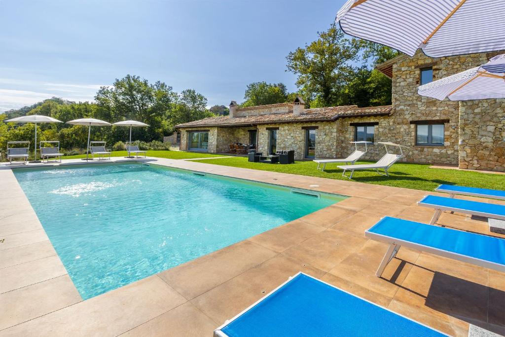 una piscina en el patio trasero de una casa en Villa Alessandra, en Todi