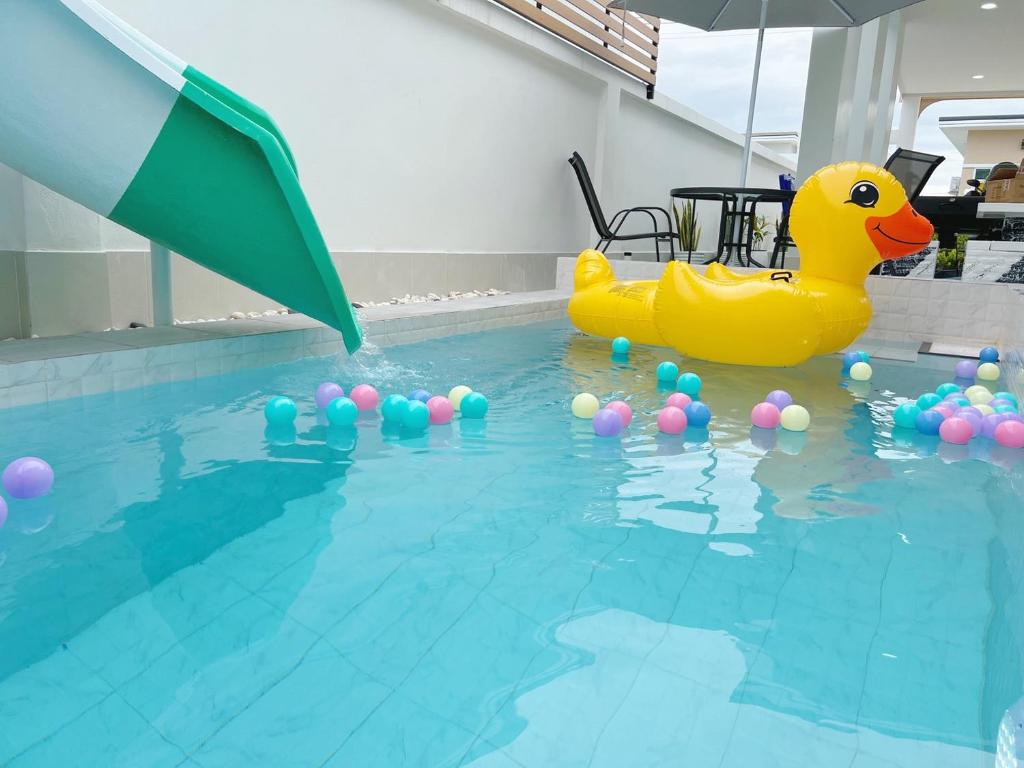 Bazén v ubytování B leaf pool villa ชะอำ nebo v jeho okolí