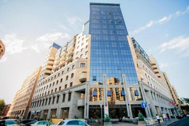エレバンにあるTaurus apartmentsの大きな建物