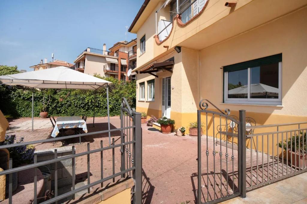 a balcony with a table and an umbrella at Casa Thea in Santo Stefano al Mare