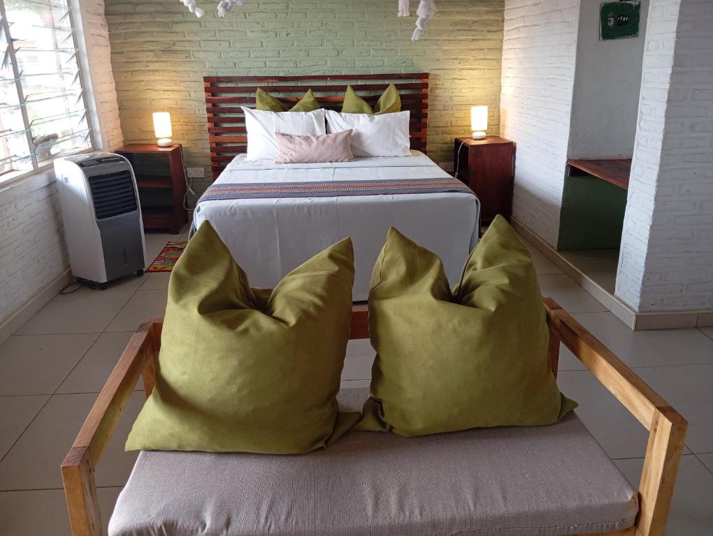 ein Schlafzimmer mit einem Bett mit zwei Kissen darauf in der Unterkunft Katawa Cottage in Monkey Bay