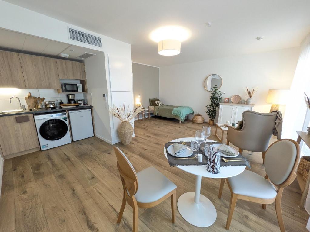 シェルにあるRésidence de Chellesのキッチンとテーブルと椅子のあるリビングルーム