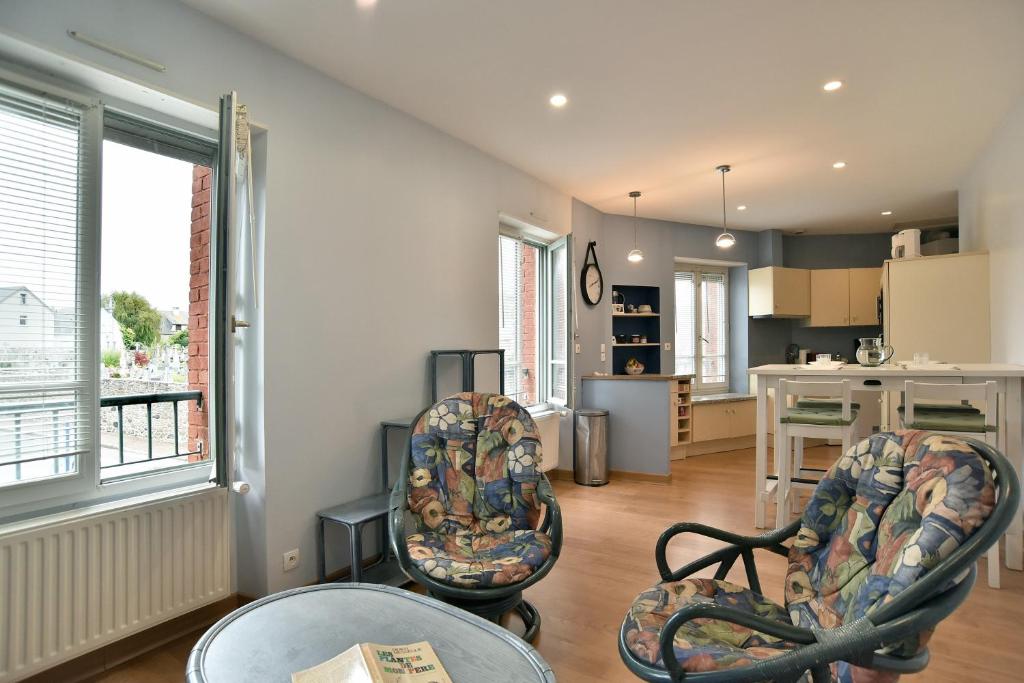 a living room with two chairs and a table at Appartement Terre - 400m de la Plage in Saint-Lunaire