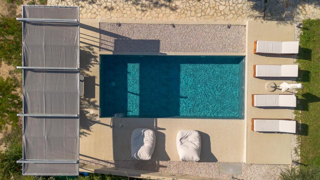 an overhead view of a house with a swimming pool at Casa di campagna in Faskomiliá