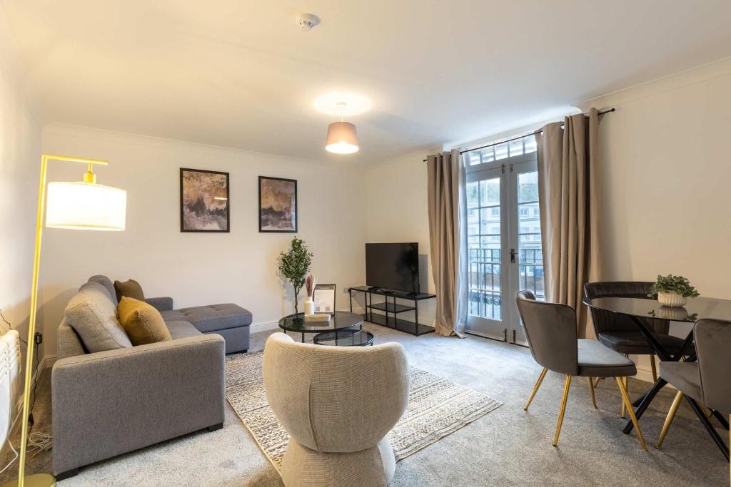 ein Wohnzimmer mit Sofa und Tisch in der Unterkunft Lovely 2BED Whitehaven Apartment with Sea Views in Whitehaven