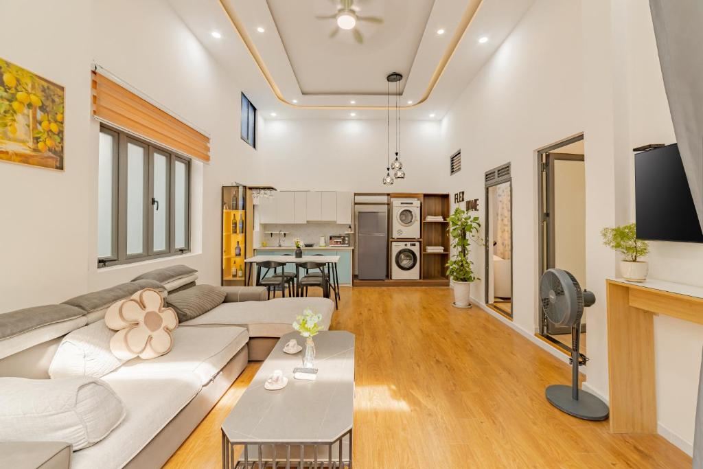 una sala de estar con un sofá y una mesa en Flex Home, en Da Nang