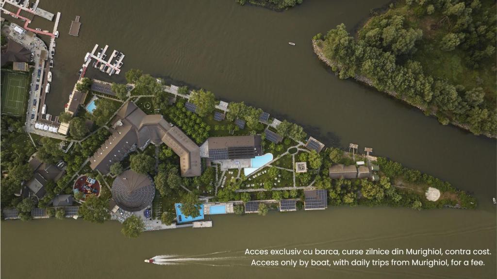 une carte d'une ville avec une rivière dans l'établissement Lebada Luxury Resort & Spa, à Crisan