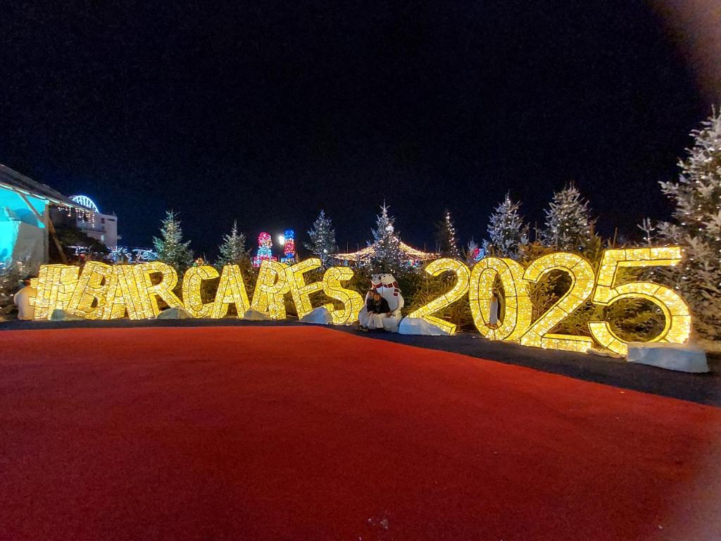 a sign that says ragnaros on a red road at 3 logements jusqu'à 11 personnes LE BARCARES plage et village de noel à pied in Le Barcarès