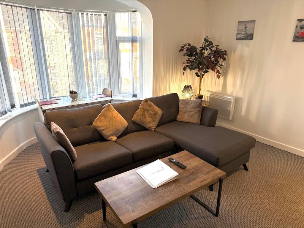 un salon avec un canapé et une table basse dans l'établissement 1 Double Bedroom Great Location - Holmfield Road, à Blackpool