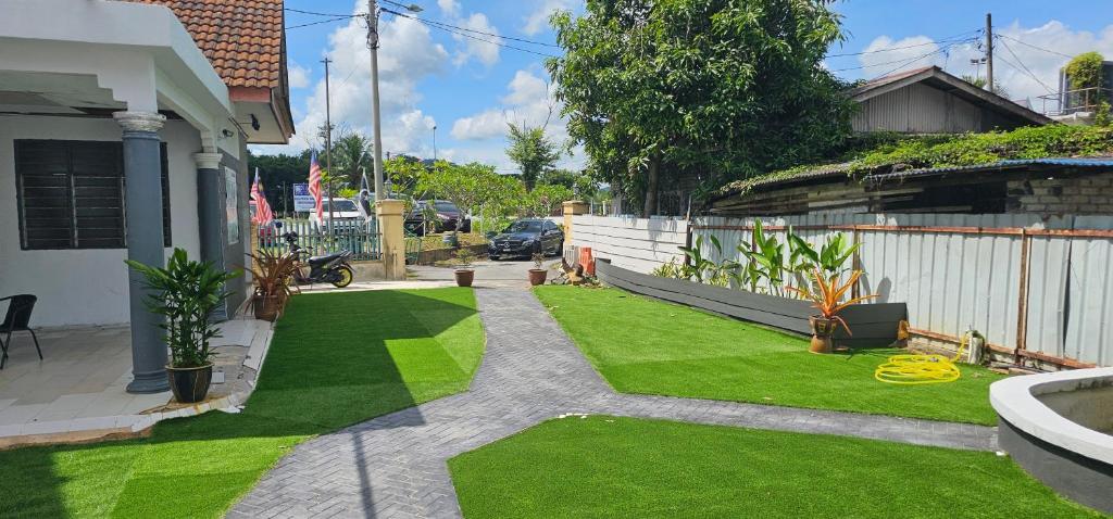 a yard with green grass in a house at RVH Kuala Terengganu in Kuala Terengganu