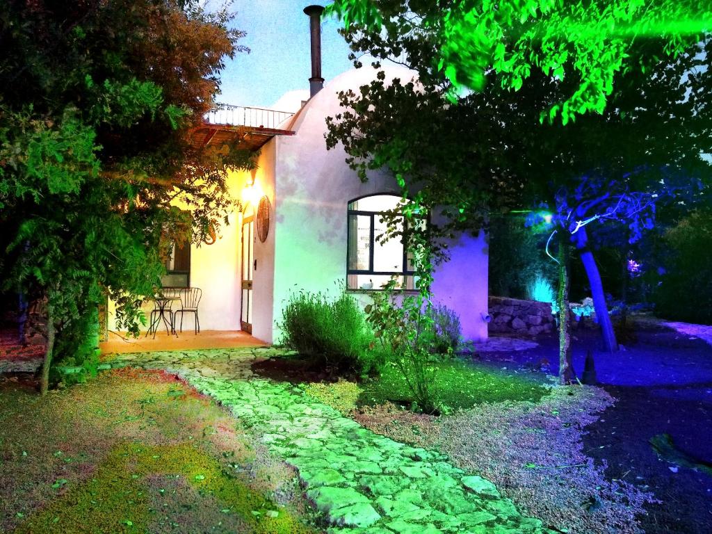 une maison avec des lumières violettes latérales dans l'établissement Stav Bagolan, à Ani'am