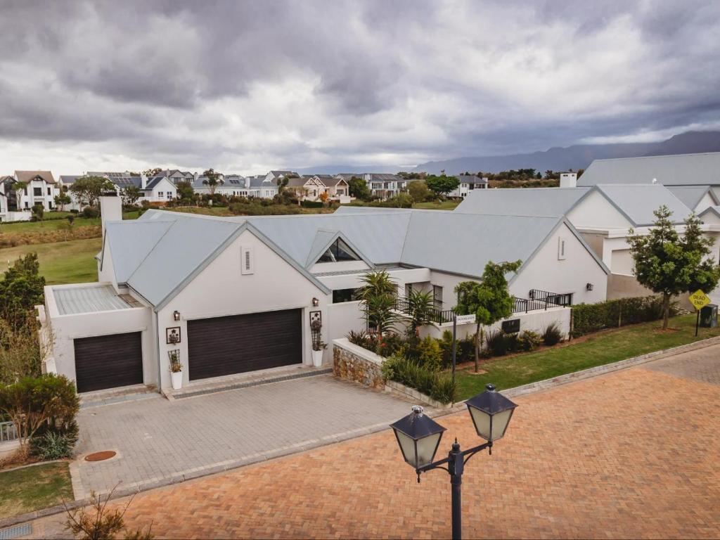 Una vista aérea de una casa blanca con entrada para vehículos. en Moorlands Manor, en George