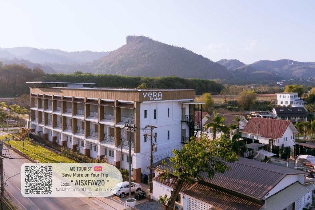 Ban Nam ChamにあるVera Residences Chiang Raiの山を背景にした建物の頭上