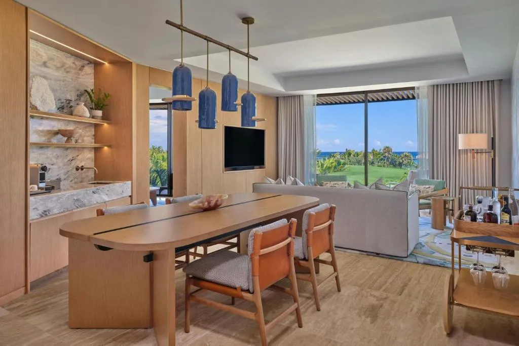 One-Bedroom King Suite with Balcony