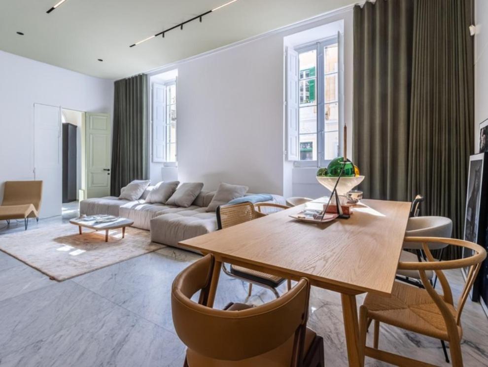 een woonkamer met een tafel en een bank bij Manila Home in Manilla