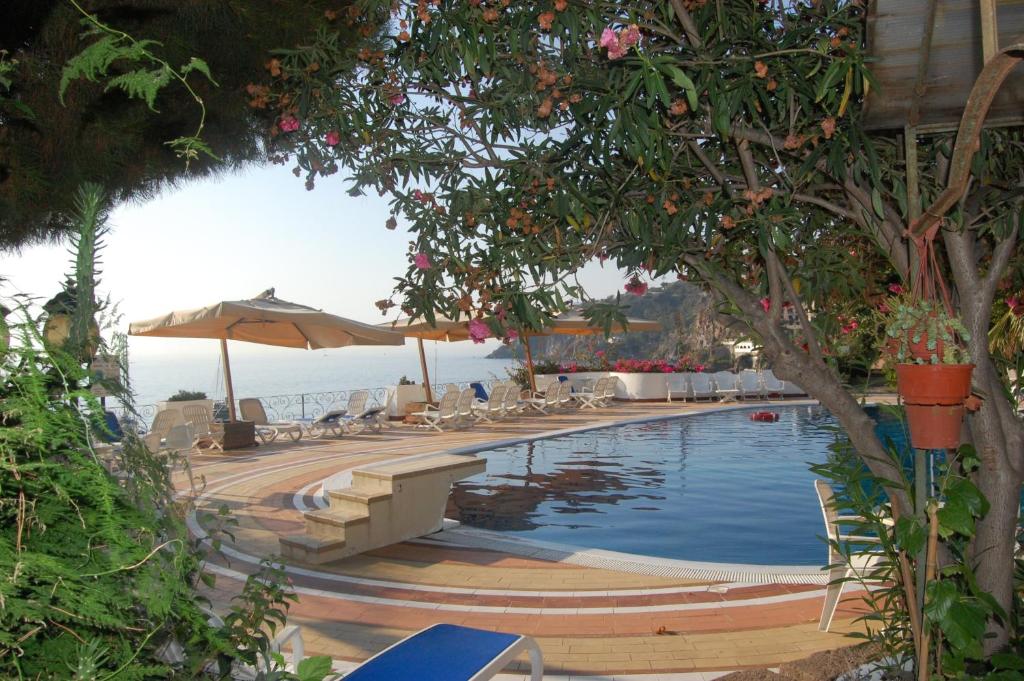 Bazén v ubytování Hotel Giardino Sul Mare nebo v jeho okolí