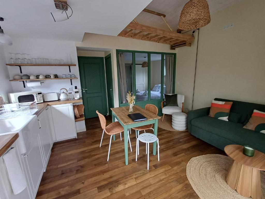 Η κουζίνα ή μικρή κουζίνα στο Douce Parenthèse au bord de l'eau