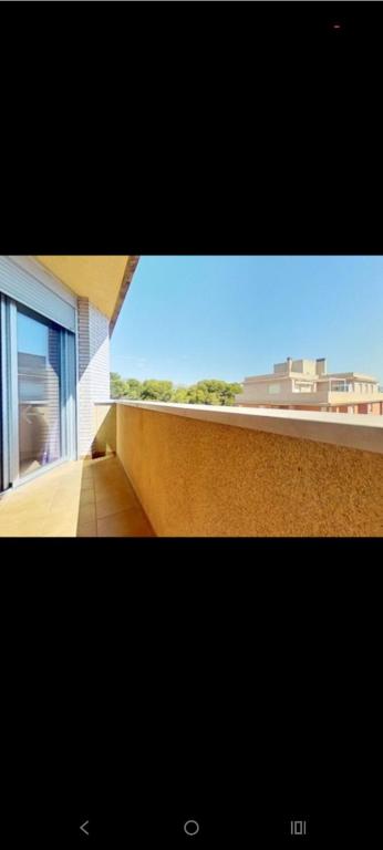 ein Bild von einem Balkon mit Blick auf ein Gebäude in der Unterkunft Vacation rental just 50 meters from the beach in Miami Platja