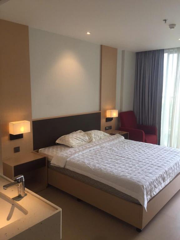 Postel nebo postele na pokoji v ubytování The Arena Cam Ranh