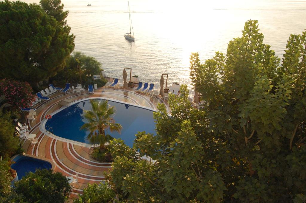 Bazén v ubytování Hotel Giardino Sul Mare nebo v jeho okolí