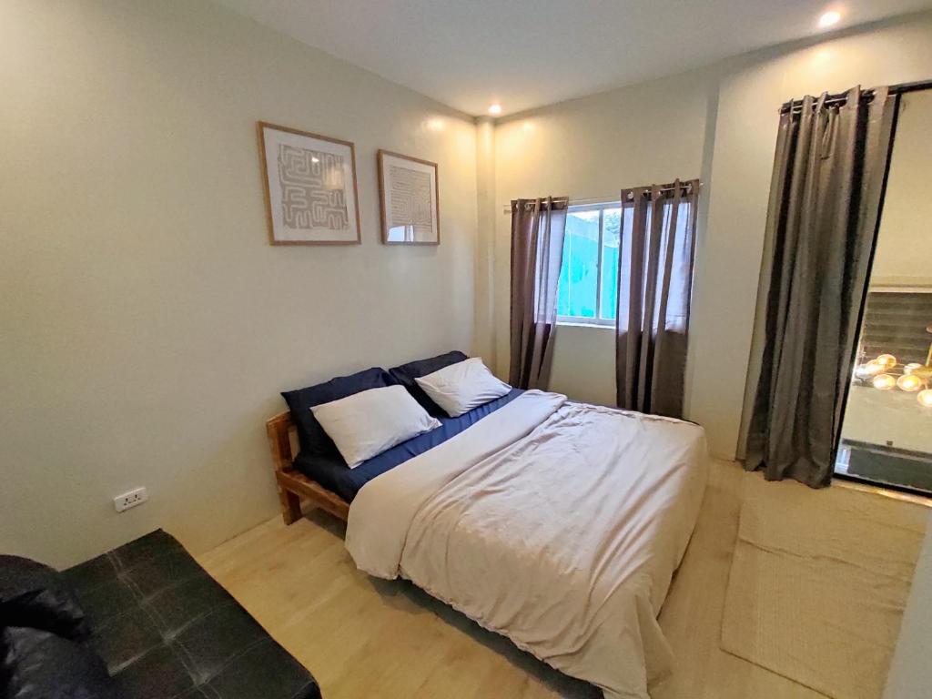 Postel nebo postele na pokoji v ubytování Staycation by ALCD