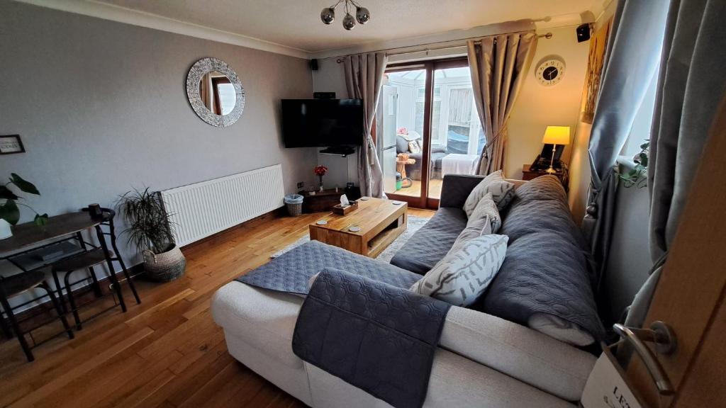 a living room with a couch and a table at Warm and Cosy 1 bed house in Chipping Norton in Chipping Norton