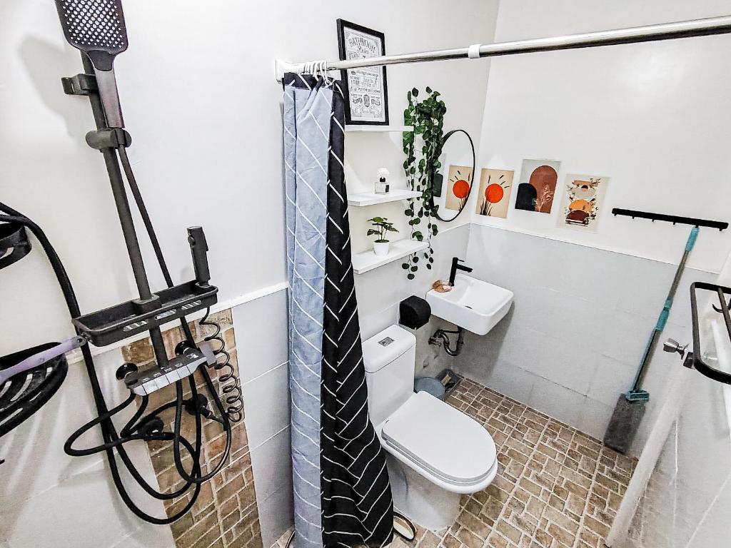 Ein Badezimmer in der Unterkunft Cozy Three-Bedroom Staycation House with Netflix, Wi-Fi, and Free Parking Garage near SM Caloocan