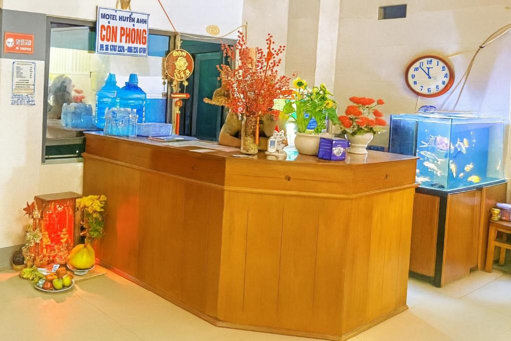 a counter with plants and a clock on it at Huyền Anh Motel Cam Ranh in Cam Ranh