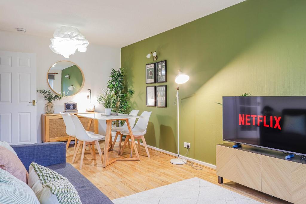 TV a/nebo společenská místnost v ubytování Samantha Suite - City 2BR Bungalow Free Parking Garden & WIFI