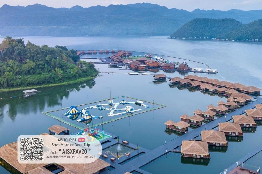 une vue aérienne sur un port de plaisance sur un lac dans l'établissement Ruknam Resort, à Ban Hin Hak