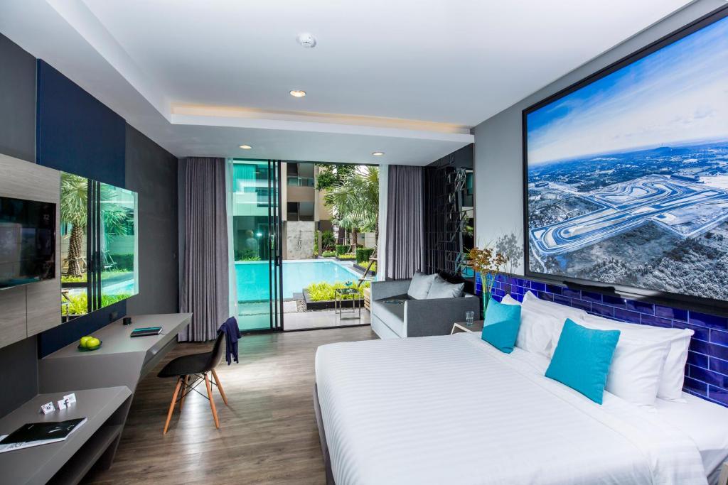 Postel nebo postele na pokoji v ubytování The Crystal Hotel Buriram - formerly X2 Vibe Buriram