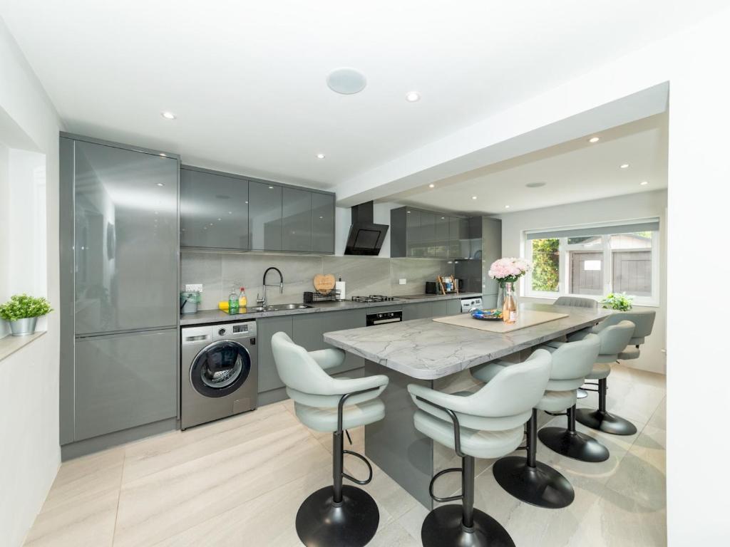 Kuchyň nebo kuchyňský kout v ubytování Spacious Home Heated PoolMay-Sep in Tilehurst - Pass the Keys