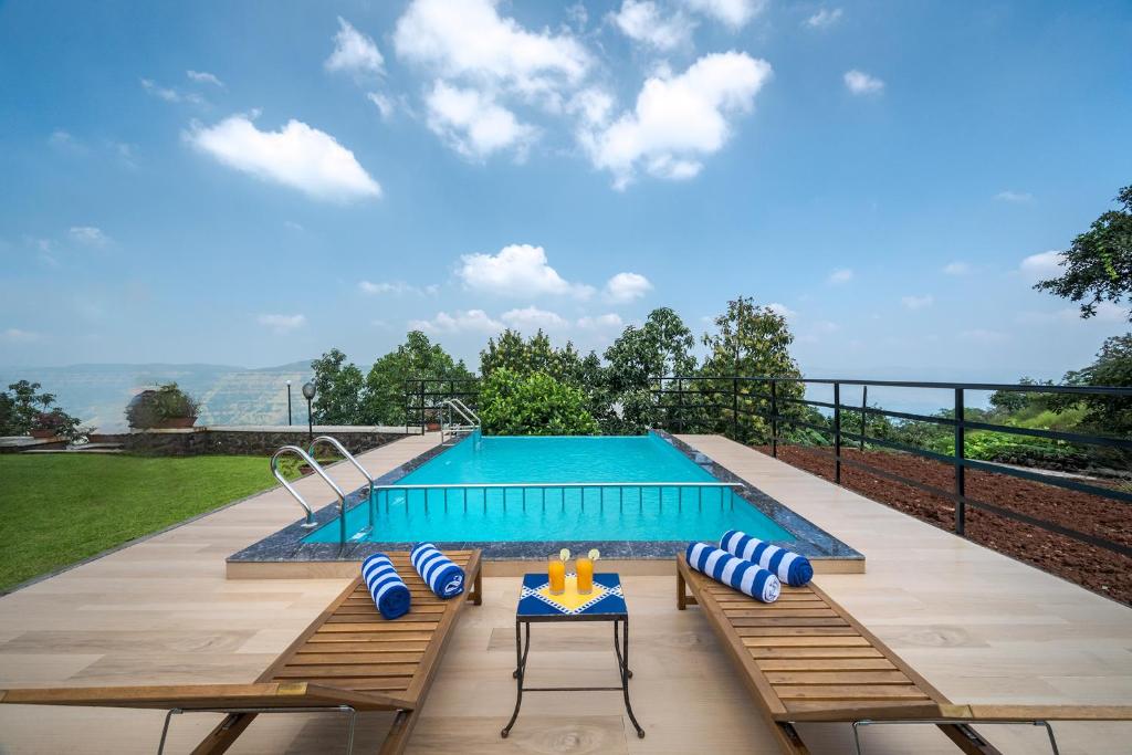 La alberca dentro o cerca de SaffronStays Aurelia, Panchgani - Balinese villa with breathtaking valley views