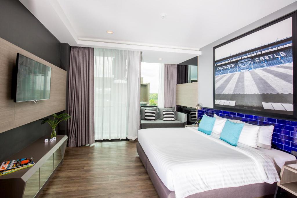 TV a/nebo společenská místnost v ubytování The Crystal Hotel Buriram - formerly X2 Vibe Buriram