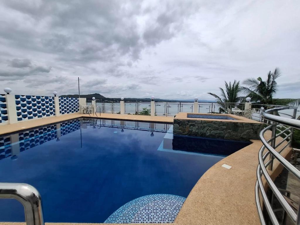 Bazén v ubytování Mountain Meets The Sea Hidden Resort nebo v jeho okolí