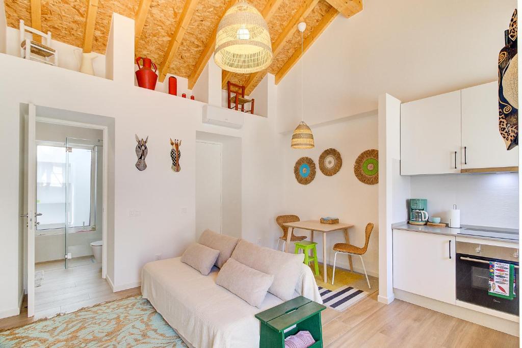una sala de estar con un sofá y una mesa en Casa Da Vila, en Vila Real de Santo António