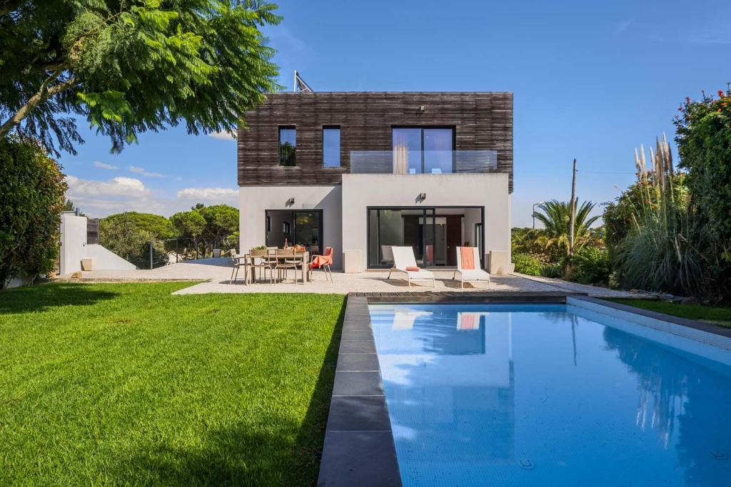 Bazén v ubytování Casa Luminosa by Portugal Portfolio nebo v jeho okolí