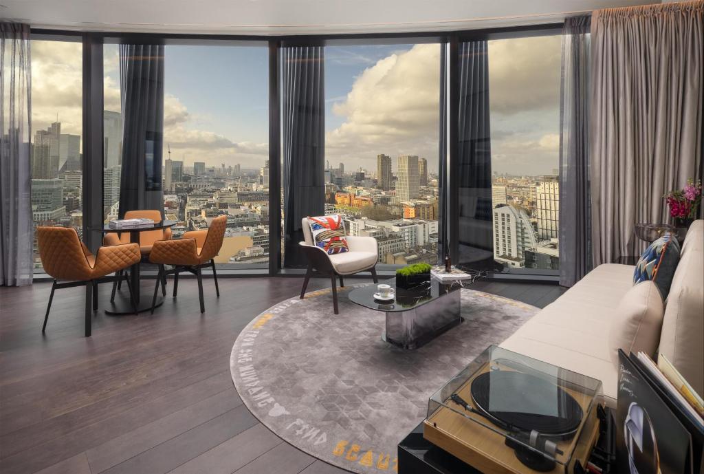 
Suite 1 Bedroom Skyline View King
