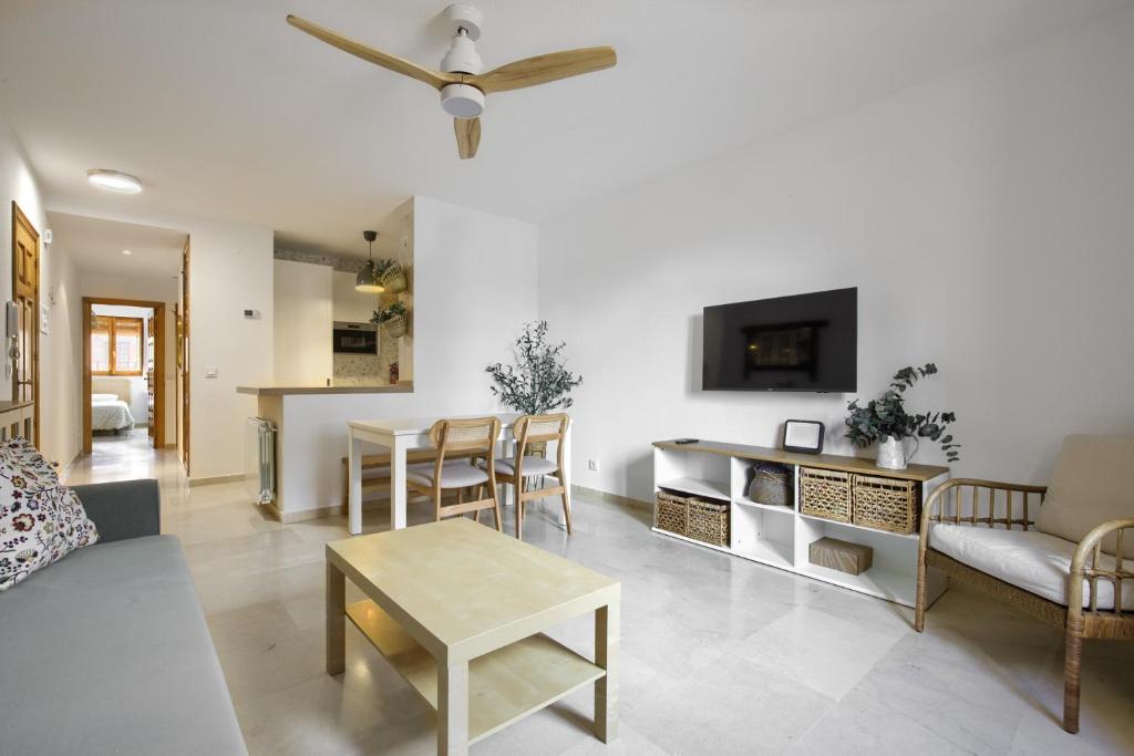 ein Wohnzimmer mit Sofa und Tisch in der Unterkunft Oliva y Limón - Acogedor Apartamento en Pedraza in Pedraza
