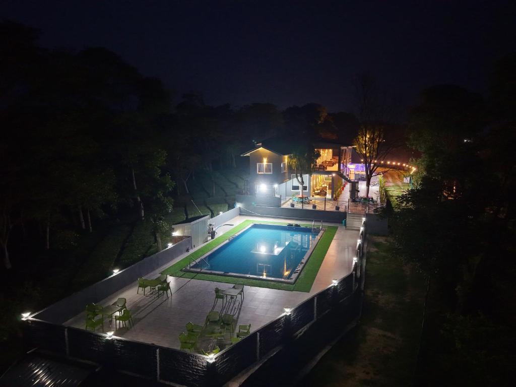 Bazén v ubytování Mansimble Tea Estate Lodge & Camp nebo v jeho okolí