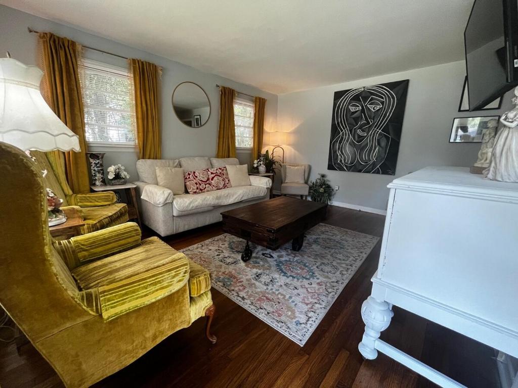 Χώρος καθιστικού στο Cozy Valdosta Home Perfect for short Term Rentals