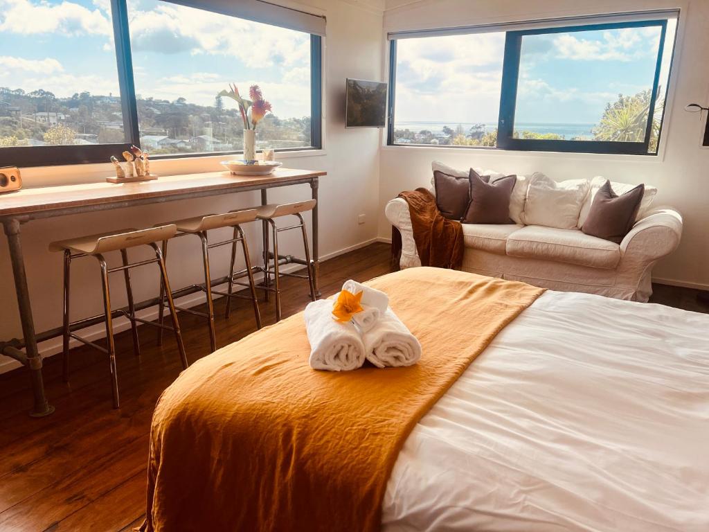 une chambre avec un lit avec des serviettes dessus dans l'établissement Floriana on Church - Oneroa, à Waiheke Island